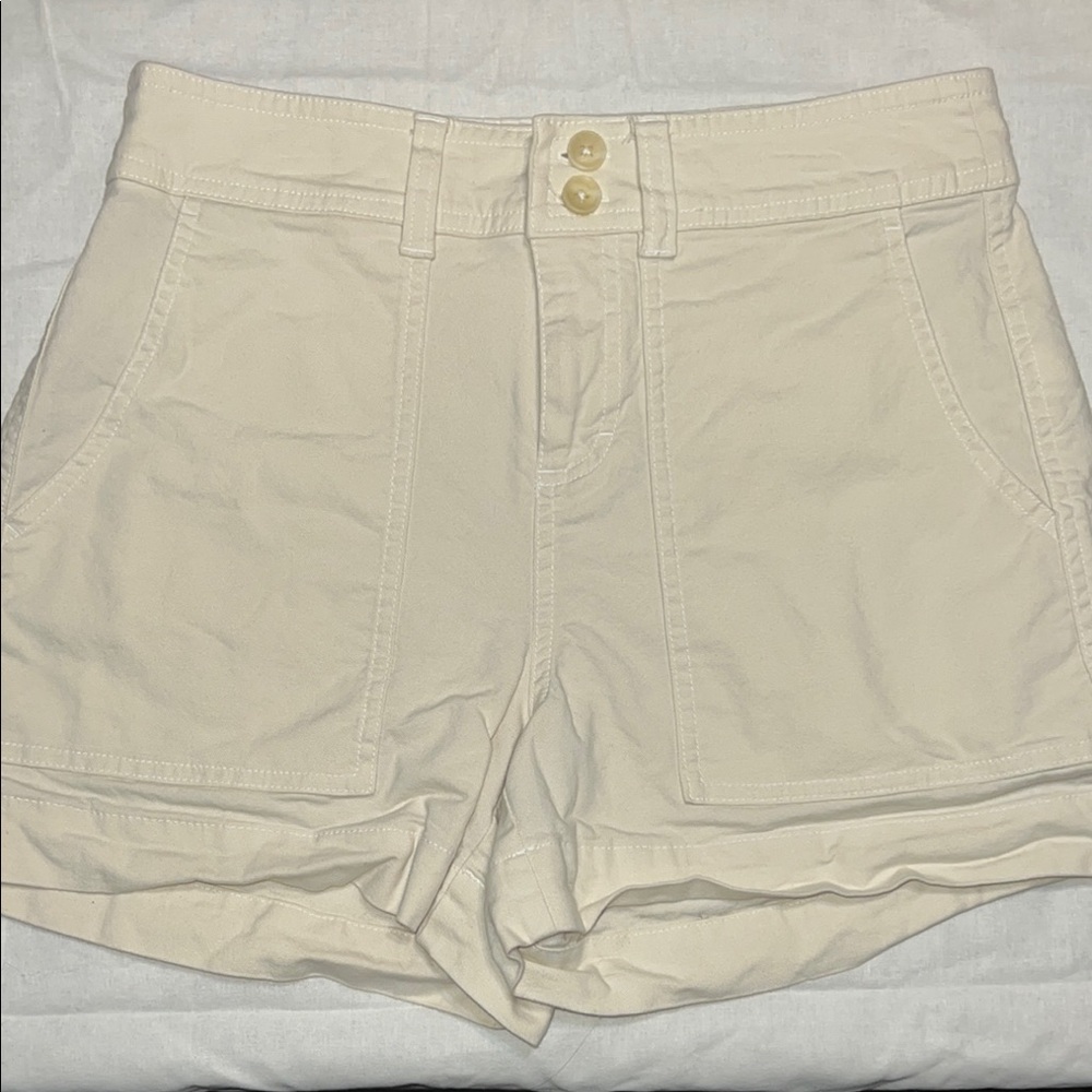 Women's Cream Shorts Deep Pockets Size 4